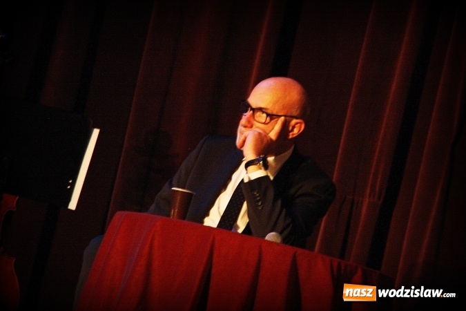 Zdjęcie w galerii na portalu naszwodzislaw.com: Charytatywny koncert w WCK. Na scenie pojawił się Kuba Blokesz, Piotr Machalica i Martyna Czech wiadomości z regionu