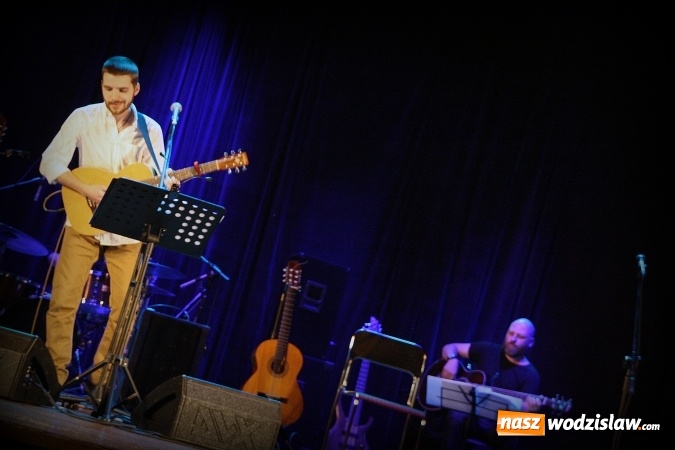 Zdjęcie w galerii na portalu naszwodzislaw.com: Charytatywny koncert w WCK. Na scenie pojawił się Kuba Blokesz, Piotr Machalica i Martyna Czech wiadomości z regionu