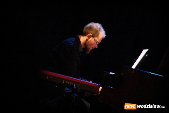 Zdjęcie w galerii na portalu naszwodzislaw.com: Charytatywny koncert w WCK. Na scenie pojawił się Kuba Blokesz, Piotr Machalica i Martyna Czech wiadomości z regionu