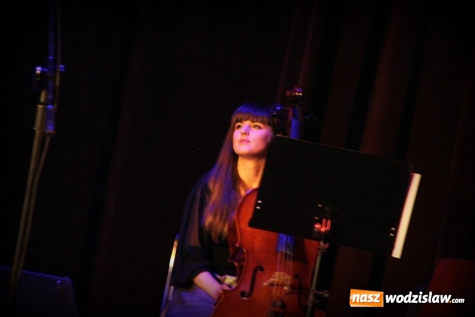 Zdjęcie w galerii na portalu naszwodzislaw.com: Charytatywny koncert w WCK. Na scenie pojawił się Kuba Blokesz, Piotr Machalica i Martyna Czech wiadomości z regionu