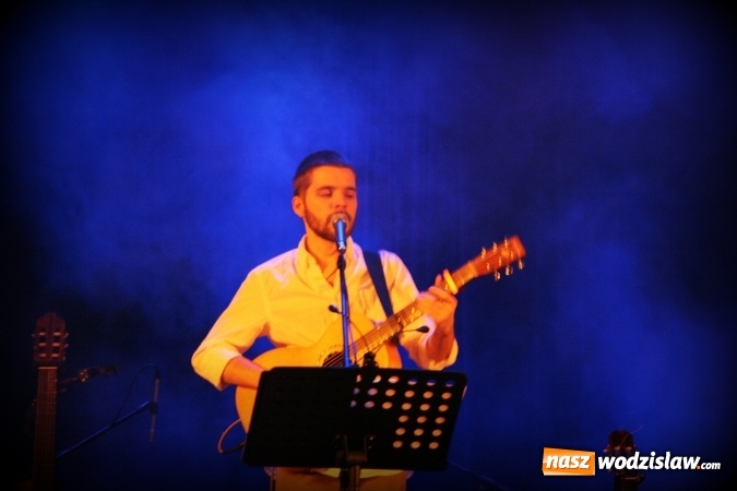 Zdjęcie w galerii na portalu naszwodzislaw.com: Charytatywny koncert w WCK. Na scenie pojawił się Kuba Blokesz, Piotr Machalica i Martyna Czech wiadomości z regionu