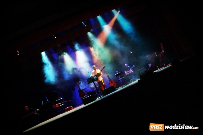 Zdjęcie w galerii na portalu naszwodzislaw.com: Charytatywny koncert w WCK. Na scenie pojawił się Kuba Blokesz, Piotr Machalica i Martyna Czech wiadomości z regionu