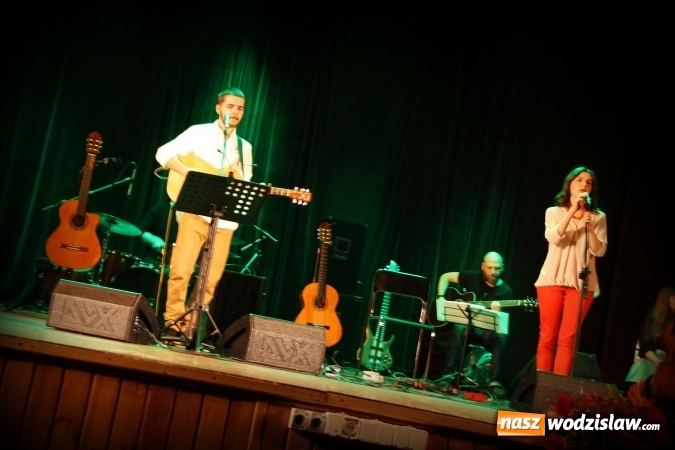 Zdjęcie w galerii na portalu naszwodzislaw.com: Charytatywny koncert w WCK. Na scenie pojawił się Kuba Blokesz, Piotr Machalica i Martyna Czech wiadomości z regionu