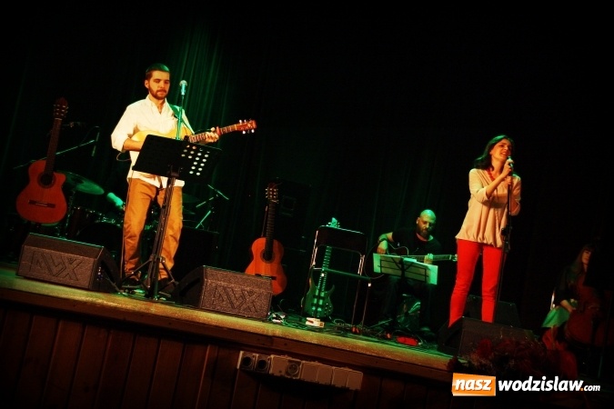 Zdjęcie w galerii na portalu naszwodzislaw.com: Charytatywny koncert w WCK. Na scenie pojawił się Kuba Blokesz, Piotr Machalica i Martyna Czech wiadomości z regionu