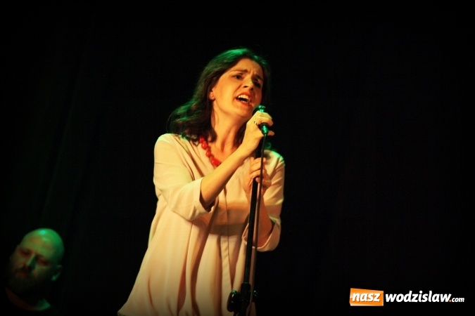 Zdjęcie w galerii na portalu naszwodzislaw.com: Charytatywny koncert w WCK. Na scenie pojawił się Kuba Blokesz, Piotr Machalica i Martyna Czech wiadomości z regionu