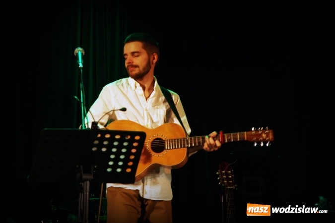 Zdjęcie w galerii na portalu naszwodzislaw.com: Charytatywny koncert w WCK. Na scenie pojawił się Kuba Blokesz, Piotr Machalica i Martyna Czech wiadomości z regionu