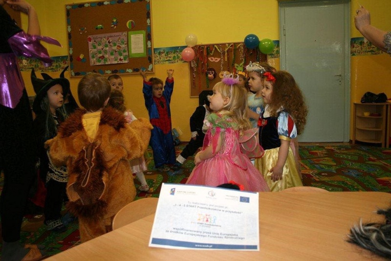 Zdjęcie w galerii na portalu naszwodzislaw.com: Pszczółka, biedronka i Batman na balu wiadomości z regionu