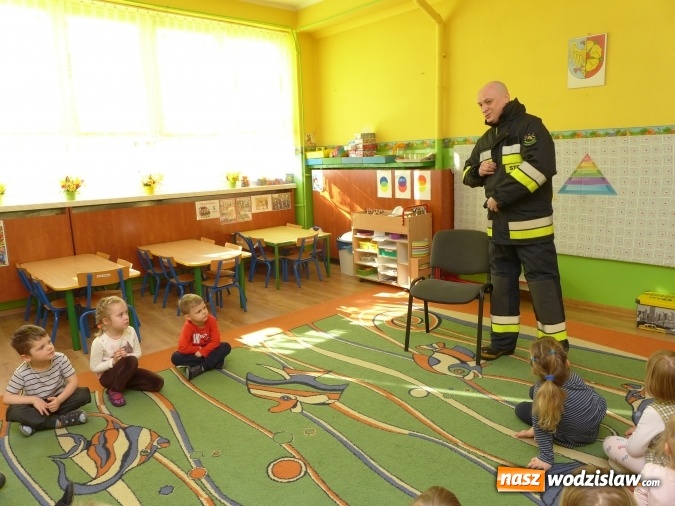 Zdjęcie w galerii na portalu naszwodzislaw.com: Przedszkolaki z PP numer 18 spotkały się ze strażakiem  wiadomości z regionu