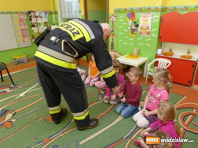 Zdjęcie w galerii na portalu naszwodzislaw.com: Przedszkolaki z PP numer 18 spotkały się ze strażakiem  wiadomości z regionu