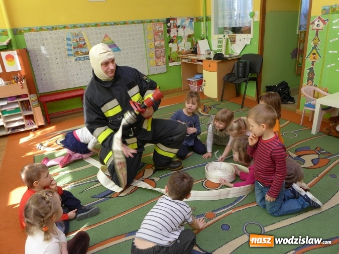 Zdjęcie w galerii na portalu naszwodzislaw.com: Przedszkolaki z PP numer 18 spotkały się ze strażakiem  wiadomości z regionu