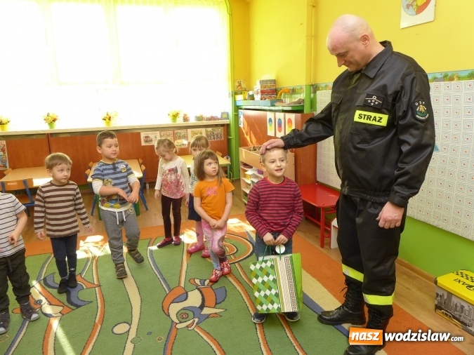 Zdjęcie w galerii na portalu naszwodzislaw.com: Przedszkolaki z PP numer 18 spotkały się ze strażakiem  wiadomości z regionu
