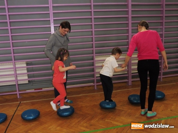Zdjęcie w galerii na portalu naszwodzislaw.com: Mali sportowcy. Dzieci z PP numer 6 aktywnie spędzały czas wiadomości z regionu