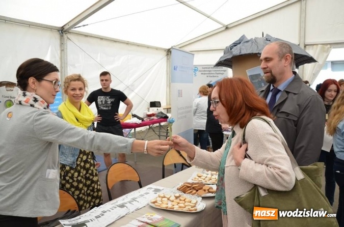 Zdjęcie w galerii na portalu naszwodzislaw.com: Około tysiąc gimnazjalistów więzło udział w Powiatowych Targach Edukacyjnych wiadomości z regionu