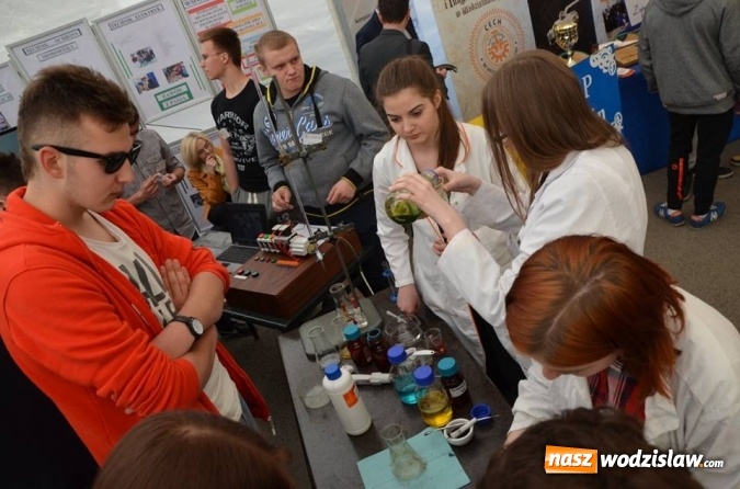 Zdjęcie w galerii na portalu naszwodzislaw.com: Około tysiąc gimnazjalistów więzło udział w Powiatowych Targach Edukacyjnych wiadomości z regionu