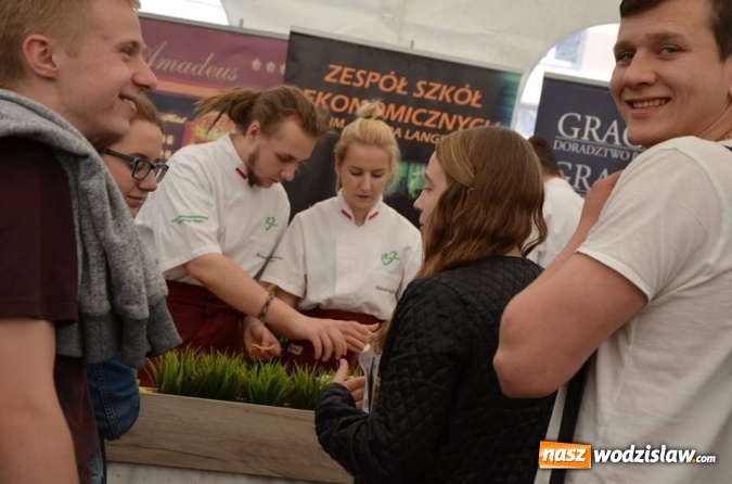 Zdjęcie w galerii na portalu naszwodzislaw.com: Około tysiąc gimnazjalistów więzło udział w Powiatowych Targach Edukacyjnych wiadomości z regionu