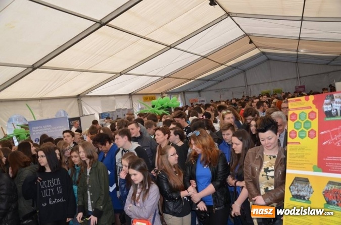 Zdjęcie w galerii na portalu naszwodzislaw.com: Około tysiąc gimnazjalistów więzło udział w Powiatowych Targach Edukacyjnych wiadomości z regionu
