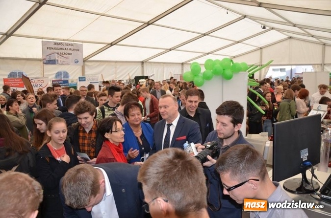 Zdjęcie w galerii na portalu naszwodzislaw.com: Około tysiąc gimnazjalistów więzło udział w Powiatowych Targach Edukacyjnych wiadomości z regionu