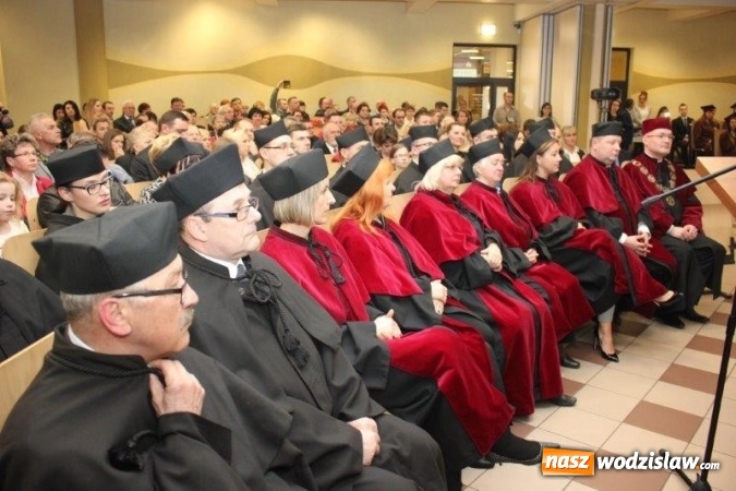 Zdjęcie w galerii na portalu naszwodzislaw.com: Gala wręczenia dyplomów absolwentom studiów WSB  wiadomości z regionu