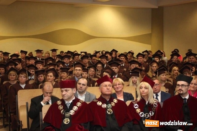 Zdjęcie w galerii na portalu naszwodzislaw.com: Gala wręczenia dyplomów absolwentom studiów WSB  wiadomości z regionu