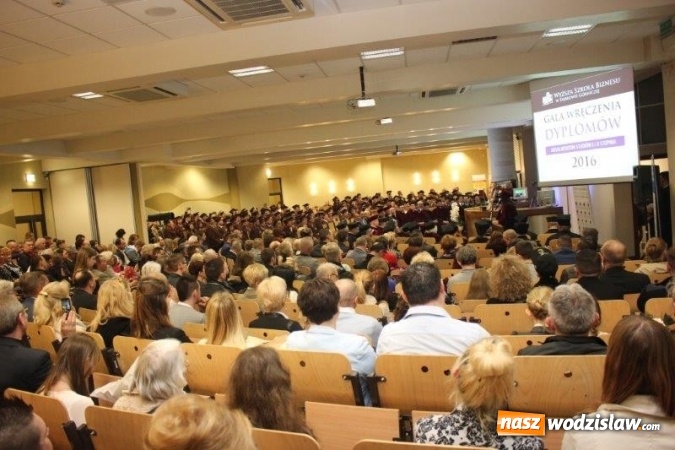 Zdjęcie w galerii na portalu naszwodzislaw.com: Gala wręczenia dyplomów absolwentom studiów WSB  wiadomości z regionu