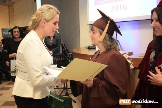 Zdjęcie w galerii na portalu naszwodzislaw.com: Gala wręczenia dyplomów absolwentom studiów WSB  wiadomości z regionu