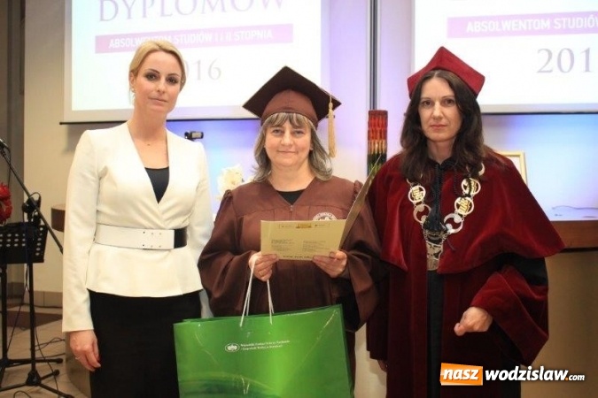 Zdjęcie w galerii na portalu naszwodzislaw.com: Gala wręczenia dyplomów absolwentom studiów WSB  wiadomości z regionu