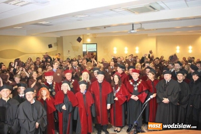 Zdjęcie w galerii na portalu naszwodzislaw.com: Gala wręczenia dyplomów absolwentom studiów WSB  wiadomości z regionu
