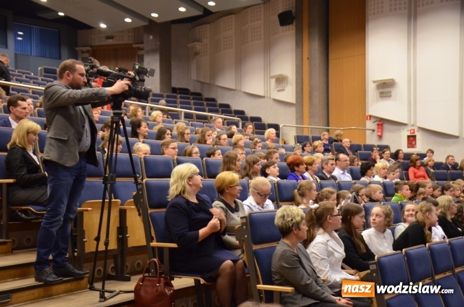 Zdjęcie w galerii na portalu naszwodzislaw.com: Wręczenie dyplomów laureatom konkursu na utworzenie ekopracowni  wiadomości z regionu