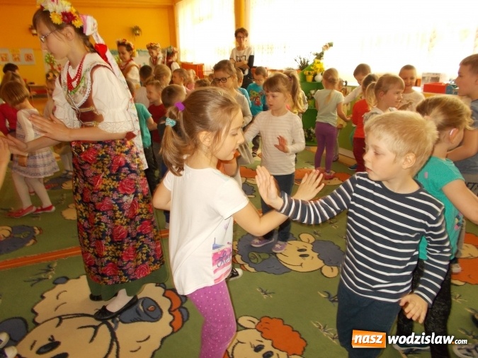 Zdjęcie w galerii na portalu naszwodzislaw.com: Zespół Pieśni i Tańca Vladislavia na zajęciach w PP numer 18  wiadomości z regionu