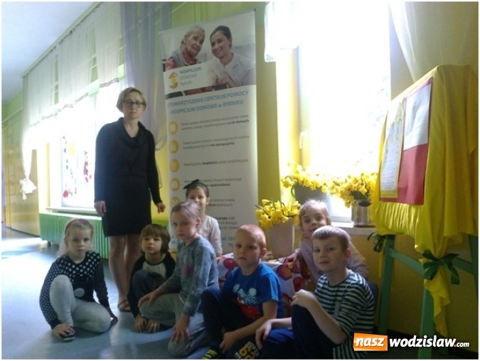 Zdjęcie w galerii na portalu naszwodzislaw.com: Przedszkolaki przyłączyły  się do międzynarodowej akcji hospicyjnej Pola Nadziei wiadomości z regionu