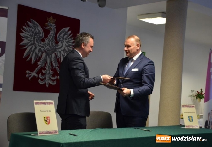 Zdjęcie w galerii na portalu naszwodzislaw.com: Karta Młodego Przedsiębiorcy w powiecie wodzisławskim oficjalnie ruszyła. Do programu przystąpiło 61 pracodawc&oacute;w i instytucji wiadomości z regionu