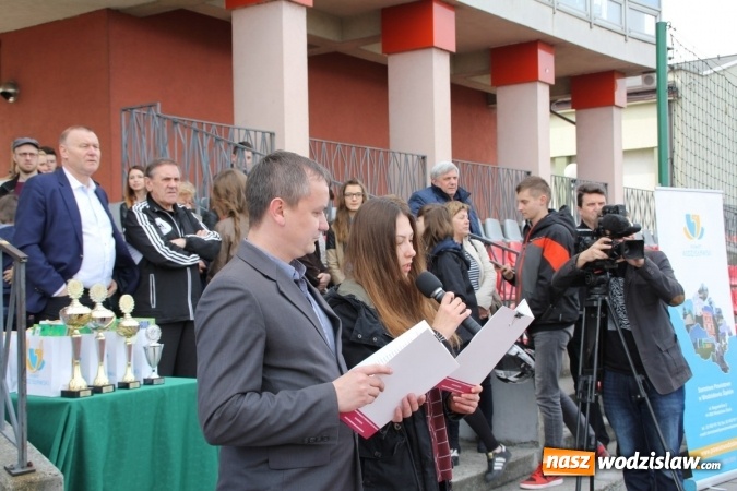 Zdjęcie w galerii na portalu naszwodzislaw.com: Rozegrali charytatywny mecz dla Wiktorii. W pomoc włączył się r&oacute;wnież&nbsp;Rezi -&nbsp;znany youtuber wiadomości z regionu