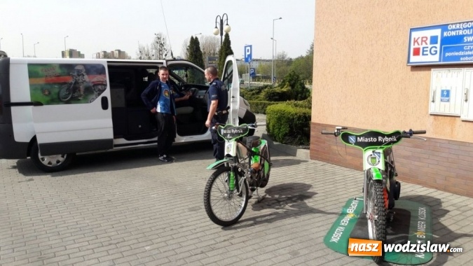 Zdjęcie w galerii na portalu naszwodzislaw.com: Z młodym kierowcą w drodze po doświadczenie – wspólna akcja policjantów i diagnostów  wiadomości z regionu