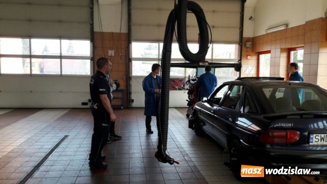 Zdjęcie w galerii na portalu naszwodzislaw.com: Z młodym kierowcą w drodze po doświadczenie – wspólna akcja policjantów i diagnostów  wiadomości z regionu