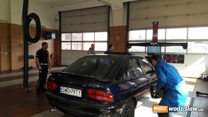 Zdjęcie w galerii na portalu naszwodzislaw.com: Z młodym kierowcą w drodze po doświadczenie – wspólna akcja policjantów i diagnostów  wiadomości z regionu