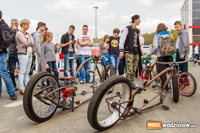 Zdjęcie w galerii na portalu naszwodzislaw.com: Zlot miłośników pojazdów grupy VW przy Auchan wiadomości z regionu