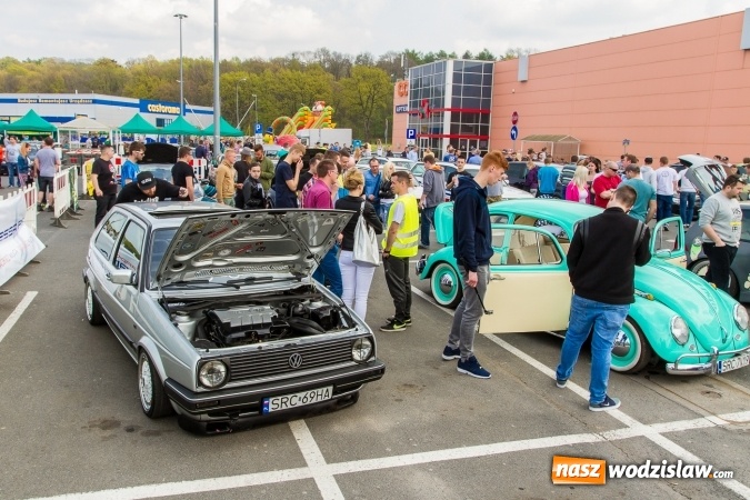 Zdjęcie w galerii na portalu naszwodzislaw.com: Zlot miłośników pojazdów grupy VW przy Auchan wiadomości z regionu