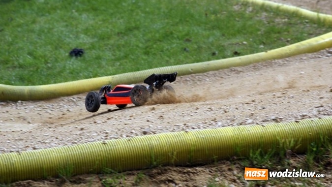 Zdjęcie w galerii na portalu naszwodzislaw.com: Wyścigi modeli zdalnie sterowanych zagościły do Rodzinnego Parku Rozrywki wiadomości z regionu