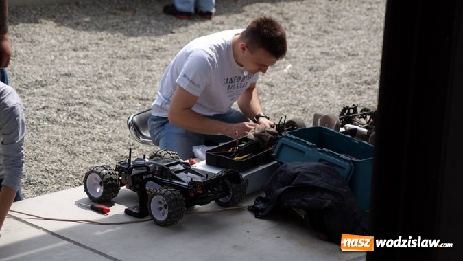 Zdjęcie w galerii na portalu naszwodzislaw.com: Wyścigi modeli zdalnie sterowanych zagościły do Rodzinnego Parku Rozrywki wiadomości z regionu