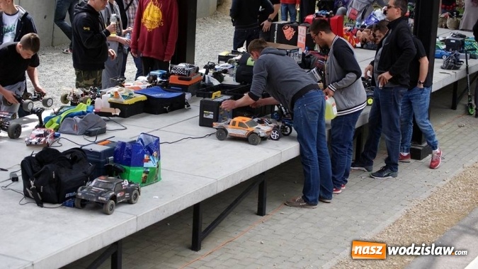 Zdjęcie w galerii na portalu naszwodzislaw.com: Wyścigi modeli zdalnie sterowanych zagościły do Rodzinnego Parku Rozrywki wiadomości z regionu