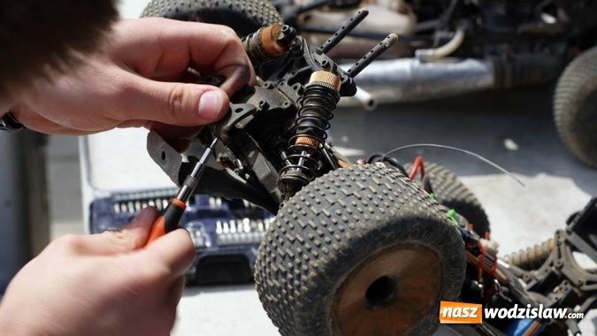 Zdjęcie w galerii na portalu naszwodzislaw.com: Wyścigi modeli zdalnie sterowanych zagościły do Rodzinnego Parku Rozrywki wiadomości z regionu