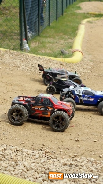 Zdjęcie w galerii na portalu naszwodzislaw.com: Wyścigi modeli zdalnie sterowanych zagościły do Rodzinnego Parku Rozrywki wiadomości z regionu