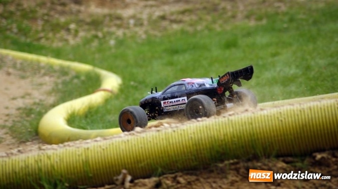Zdjęcie w galerii na portalu naszwodzislaw.com: Wyścigi modeli zdalnie sterowanych zagościły do Rodzinnego Parku Rozrywki wiadomości z regionu