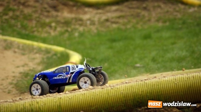 Zdjęcie w galerii na portalu naszwodzislaw.com: Wyścigi modeli zdalnie sterowanych zagościły do Rodzinnego Parku Rozrywki wiadomości z regionu