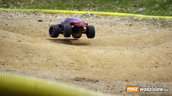 Zdjęcie w galerii na portalu naszwodzislaw.com: Wyścigi modeli zdalnie sterowanych zagościły do Rodzinnego Parku Rozrywki wiadomości z regionu