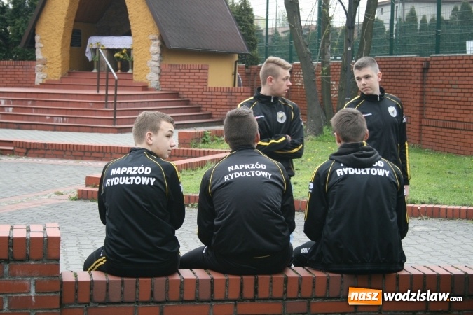 Zdjęcie w galerii na portalu naszwodzislaw.com: Rocznicę powstania klubu KS Naprzód Rydułtowy świętowano podczas uroczystej Mszy Świętej  wiadomości z regionu