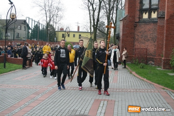 Zdjęcie w galerii na portalu naszwodzislaw.com: Rocznicę powstania klubu KS Naprzód Rydułtowy świętowano podczas uroczystej Mszy Świętej  wiadomości z regionu