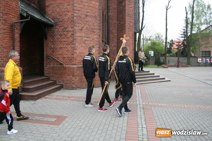 Zdjęcie w galerii na portalu naszwodzislaw.com: Rocznicę powstania klubu KS Naprzód Rydułtowy świętowano podczas uroczystej Mszy Świętej  wiadomości z regionu