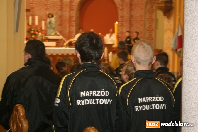 Zdjęcie w galerii na portalu naszwodzislaw.com: Rocznicę powstania klubu KS Naprzód Rydułtowy świętowano podczas uroczystej Mszy Świętej  wiadomości z regionu