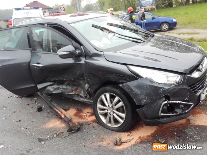 Zdjęcie w galerii na portalu naszwodzislaw.com: Kraksa w Syryni. Trzy osoby trafiły do szpitala wiadomości z regionu